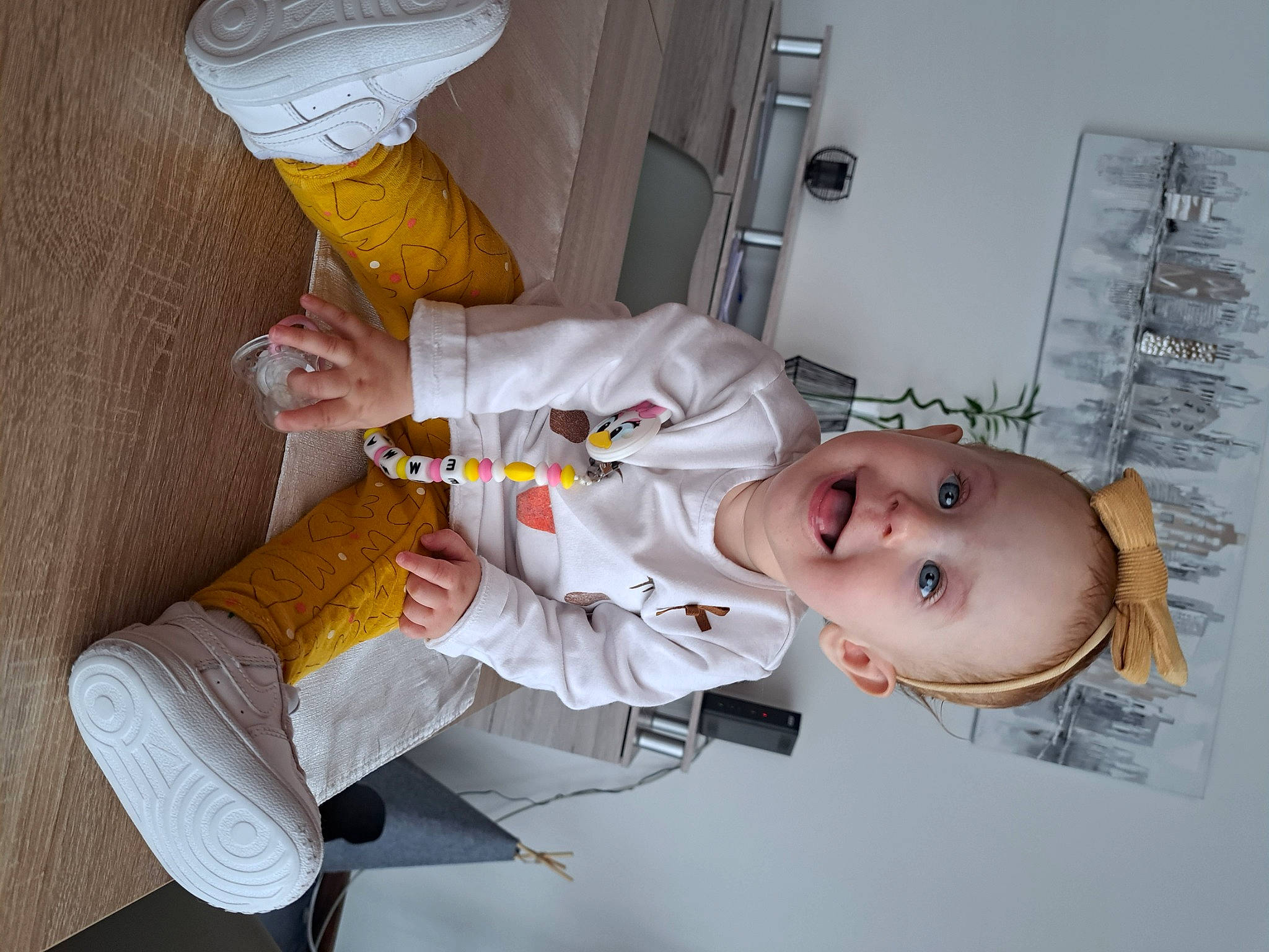 Emma a rejoint le concours — aidez-le/la à gagner de superbes lots ! baby, baby_products, baby_toddler_clothing, chair, child, comfort, fun, human_leg, joy, mouth, person, product, room, smile, toddler, uniform
