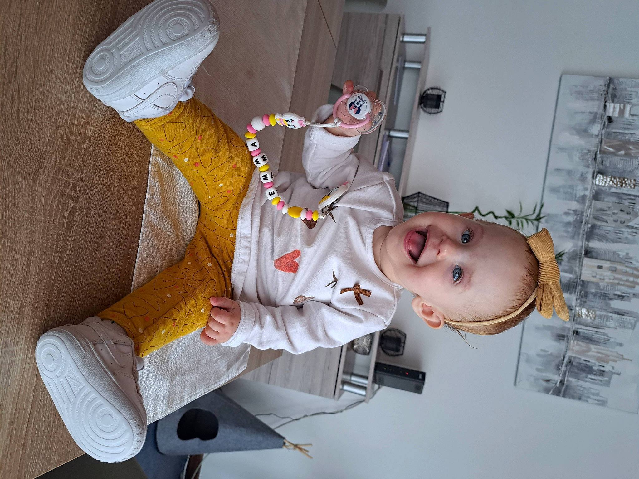 Emma a rejoint le concours — aidez-le/la à gagner de superbes lots ! baby, child, costume, elbow, fun, glove, happy, hat, human_leg, knee, person, room, smile, stuffed_toy, thigh, thumb, toddler, toy, uniform