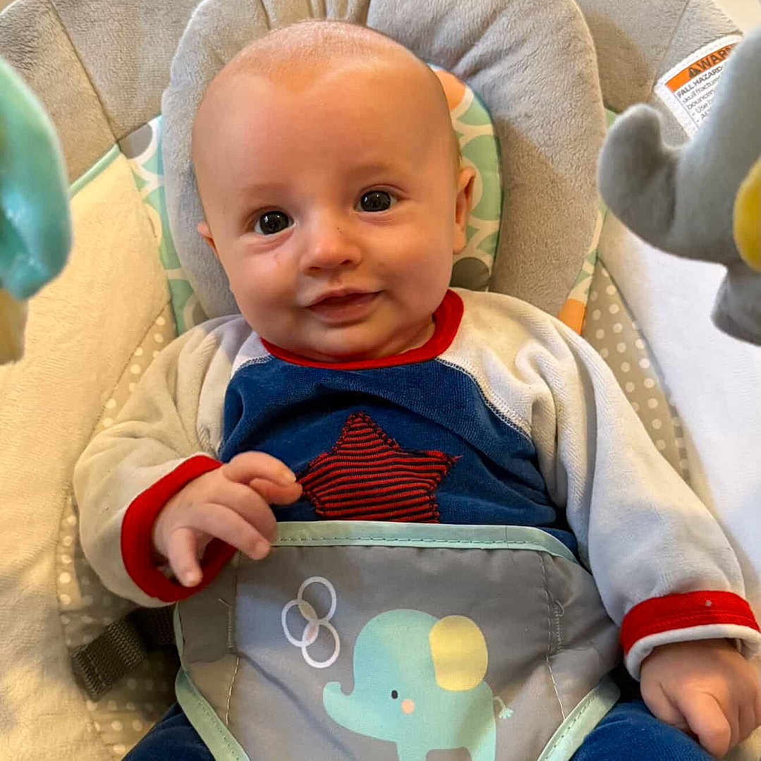 Rafael a rejoint le concours — aidez-le/la à gagner de superbes lots ! baby, baby_seat, blue_clothing, bright_eyes, child, comfort, cozy, cute, elephant_toy, face, floor_tiles, hand, indoor, infant, playful, portrait, seatbelt, smile, star_pattern, young