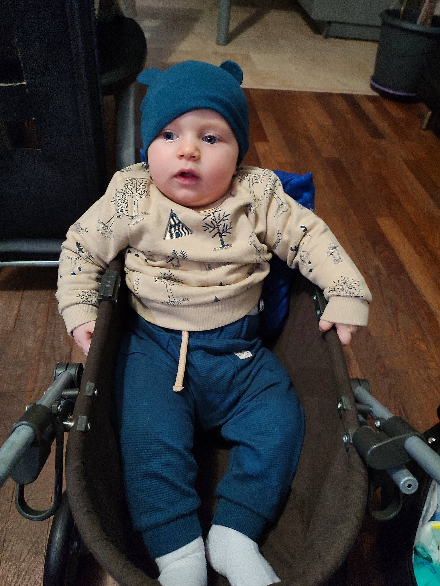 David a rejoint le concours — aidez-le/la à gagner de superbes lots ! baby, baby_carriage, baby_products, baby_safety, baby_toddler_clothing, car_seat, chair, cheek, child, comfort, electric_blue, flooring, fun, headwear, helmet, knee, person, personal_protective_equipment, sitting, surprise