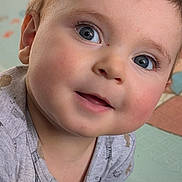 Arthur a rejoint le concours — aidez-le/la à gagner de superbes lots ! baby, infant, child, face, blue_eyes, rosy_cheeks, onesie, hand, play_mat, curious, cute, portrait, close_up, indoor, soft_lighting, young_child, smiling, expression, skin, hair