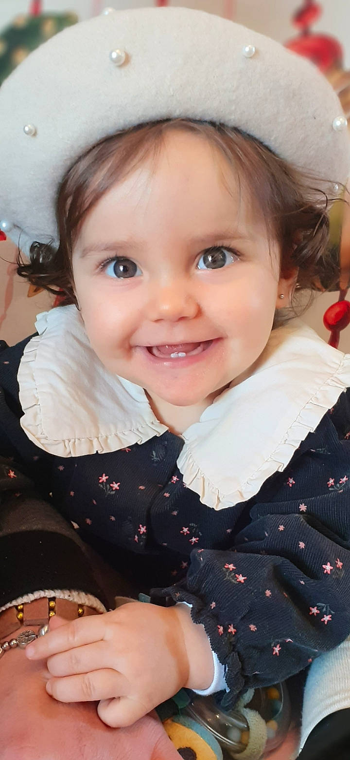 Romy participe au concours pour gagner de l'argent avec cette photo : baby, baby_toddler_clothing, blond, cheek, child, chin, eye, eyelash, flash_photography, fun, hairstyle, happy, iris, joy, lip, nose, person, pink, skin, sleeve