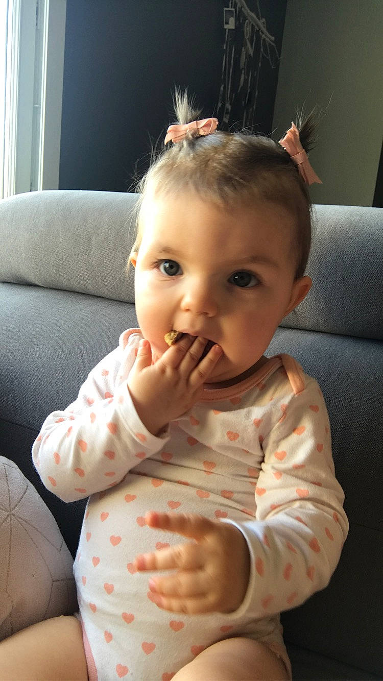 Catalia a rejoint le concours — aidez-le/la à gagner de superbes lots ! arm, baby_toddler_clothing, cheek, chin, ear, eye, facial_expression, gesture, hairstyle, hand, head, human_body, iris, lip, mammal, mouth, nose, organ, person, skin