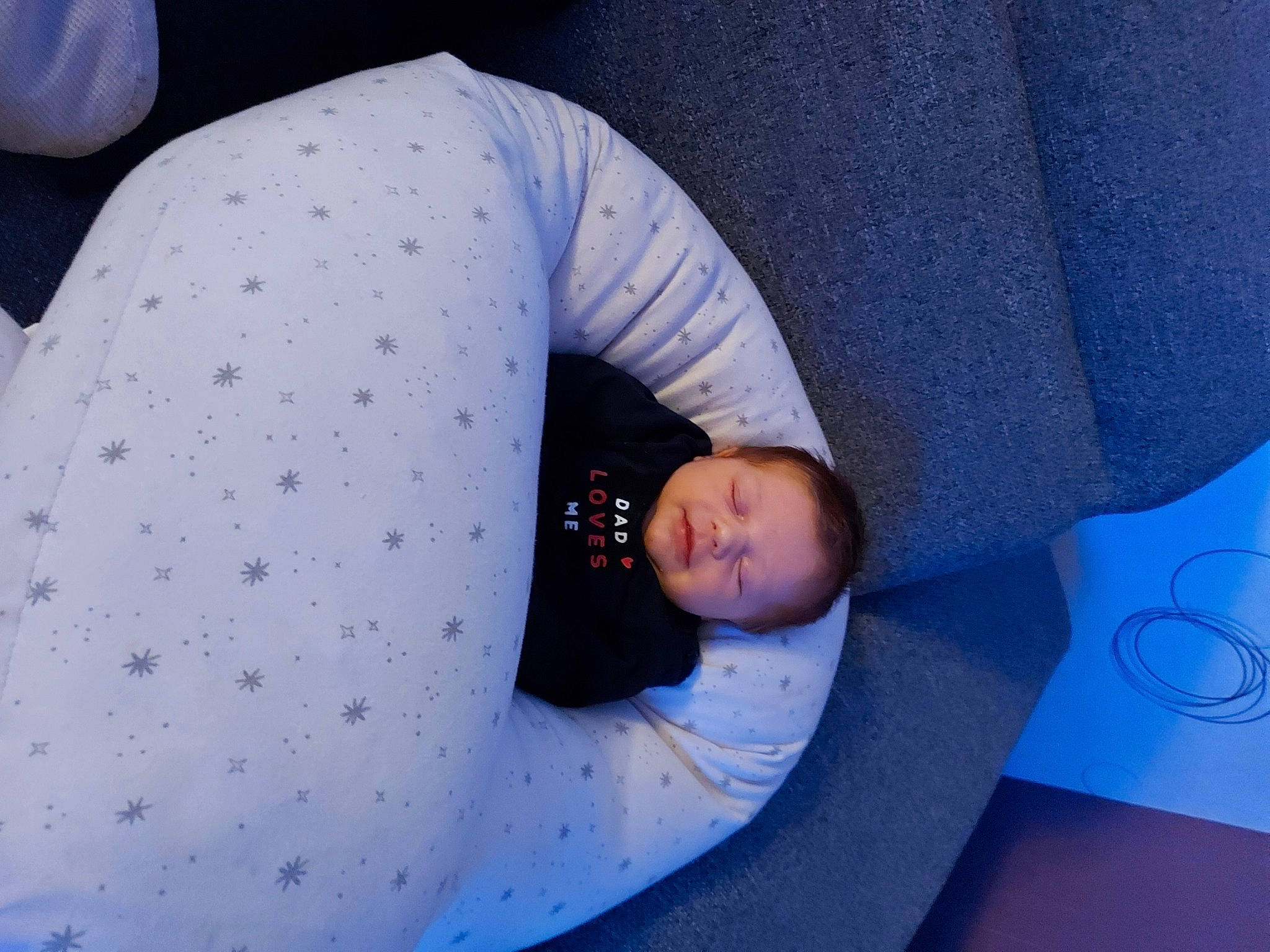 Luna participe au concours pour gagner de l'argent avec cette photo : baby, baby_products, baby_sleeping, baby_toddler_clothing, bedtime, blue, child, comfort, elbow, electric_blue, linens, nap, pattern, people, person, product, room, sitting, sleeve, textile