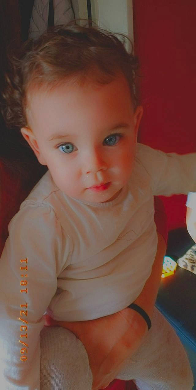 Hayley a rejoint le concours — aidez-le/la à gagner de superbes lots ! baby, baby_toddler_clothing, cheek, chest, elbow, eyebrow, eyelash, facial_expression, forehead, gesture, iris, leg, lip, mammal, mouth, neck, nose, person, skin, sleeve
