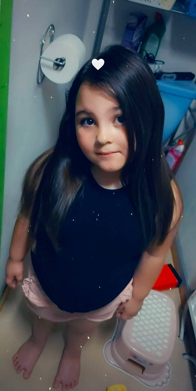 Cècillia participe au concours pour gagner de l'argent avec cette photo : bangs, black_hair, chin, eye, eyebrow, eyelash, face, fun, hair, hairstyle, head, human_body, iris, jaw, joy, lip, mouth, organ, person, skin