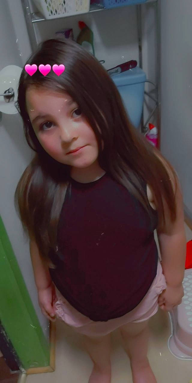 Cècillia a rejoint le concours — aidez-le/la à gagner de superbes lots ! bangs, black_hair, eye, eyebrow, eyelash, face, hairstyle, iris, layered_hair, lip, magenta, mouth, neck, organ, person, pink, shoulder, skin, thigh, trunk