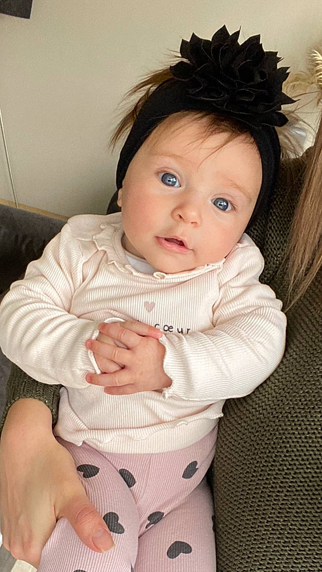 Alix participe au concours pour gagner de l'argent avec cette photo : baby, baby_toddler_clothing, cheek, child, comfort, eye, eyebrow, eyelash, face, flash_photography, happy, head, headpiece, iris, lip, nose, person, sitting, skin, sleeve