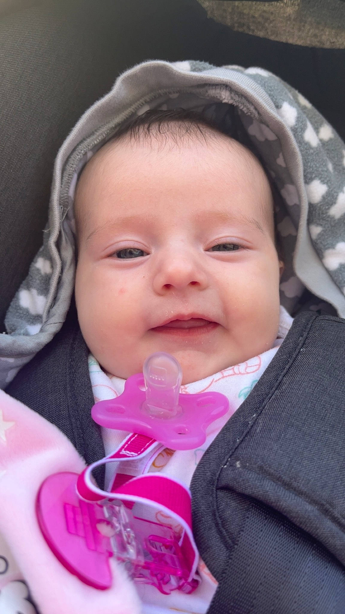 Lyhana a rejoint le concours — aidez-le/la à gagner de superbes lots ! baby_toddler_clothing, cheek, chin, eye, eyebrow, eyelash, facial_expression, gesture, happy, iris, lip, mouth, nose, outerwear, person, pink, product, skin, sleeve, smile