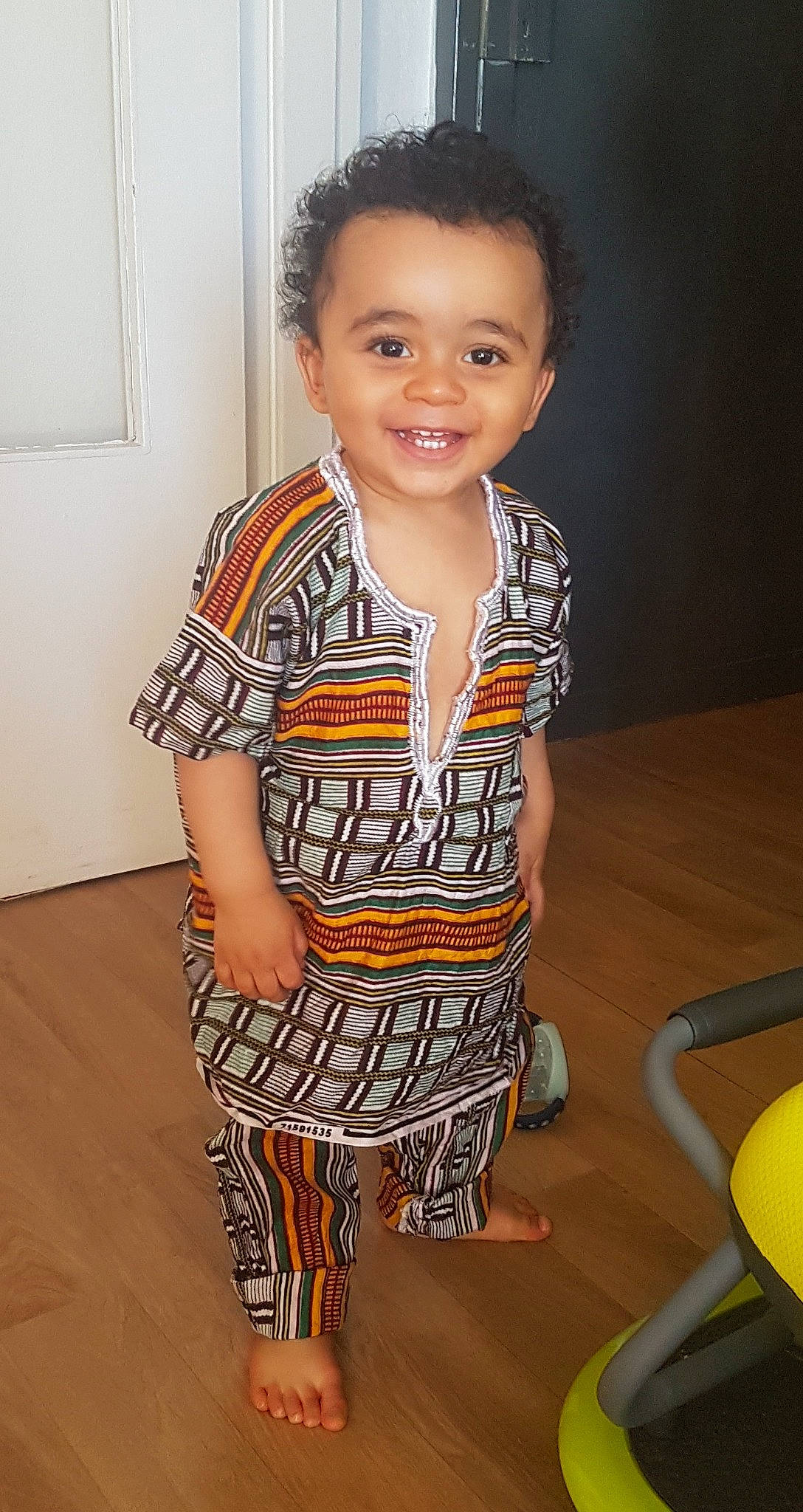 Liam participe au concours pour gagner de l'argent avec cette photo : baby_toddler_clothing, chair, cheek, child, chin, facial_expression, fashion_design, flooring, forehead, hair, happy, human_body, joy, nose, organ, person, skin, sleeve, smile, t_shirt