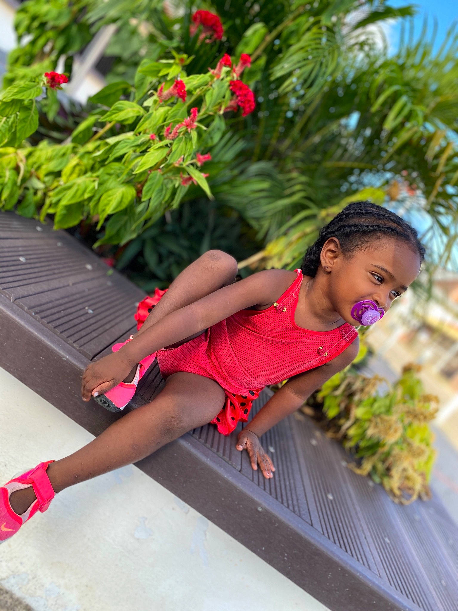 Maëlla participe au concours pour gagner de l'argent avec cette photo : ankle, arecales, baby_toddler_clothing, barefoot, calf, day_dress, flip_flops, foot, fruit, magenta, palm_tree, person, pink, sandal, slipper, summer, toe, tropics