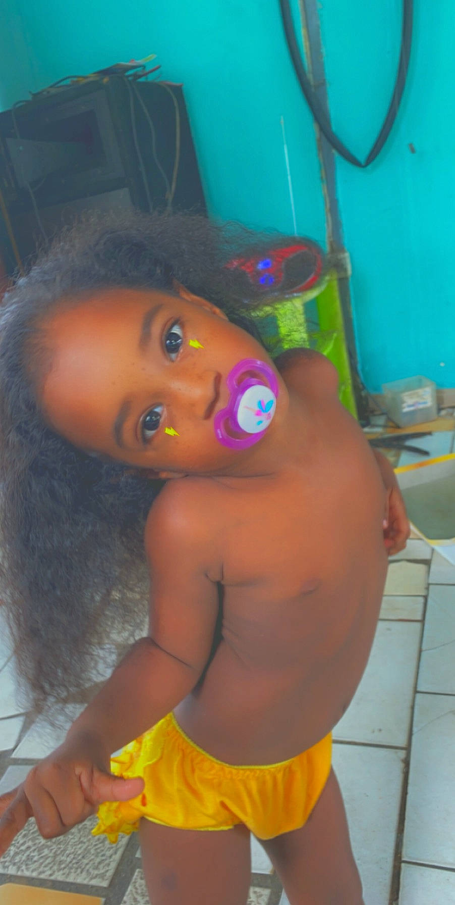 Maëlla participe au concours pour gagner de l'argent avec cette photo : abdomen, black_hair, cheek, doll, eyebrow, eyelash, hairstyle, person, stomach, tile, toy, trunk, wig