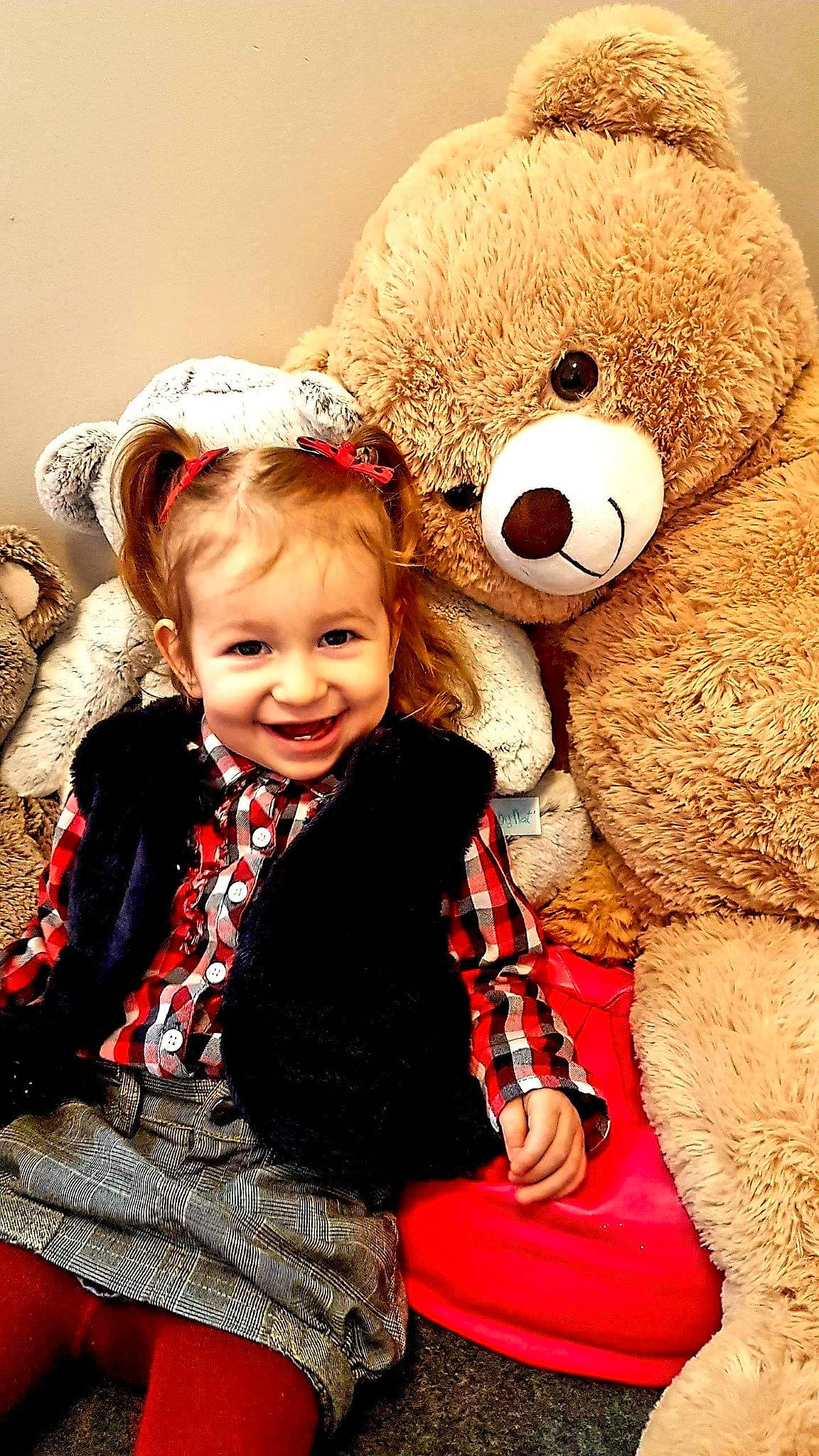 Aimy participe au concours pour gagner de l'argent avec cette photo : baby_toddler_clothing, beauty, child, event, fun, fur, happy, head, joy, mammal, organ, person, red, skin, sleeve, smile, stuffed_toy, teddy_bear, textile, toddler
