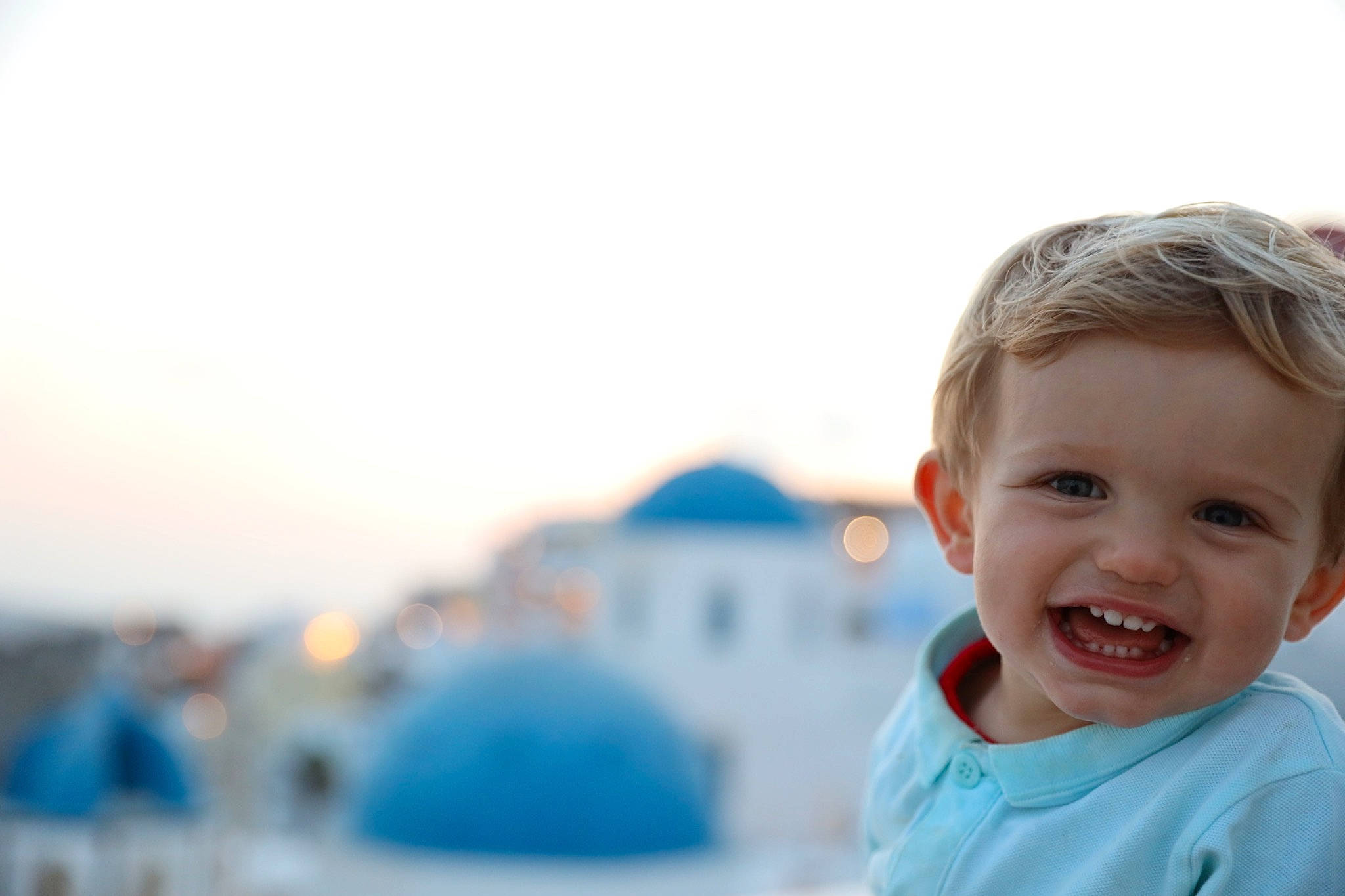 Marceau a rejoint le concours — aidez-le/la à gagner de superbes lots ! baby, baby_toddler_clothing, child, city, cloud, eye, face, fun, hairstyle, happy, leisure, ocean, person, recreation, sitting, sky, smile, t_shirt, toddler, travel