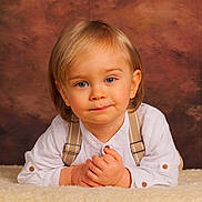 Lowen a rejoint le concours — aidez-le/la à gagner de superbes lots ! toddler, child, blonde_hair, blue_eyes, white_shirt, suspenders, portrait, smile, hands, fluffy_blanket, indoor, studio, background, cute, young_child, person, baby, fashion, innocent, soft_lighting