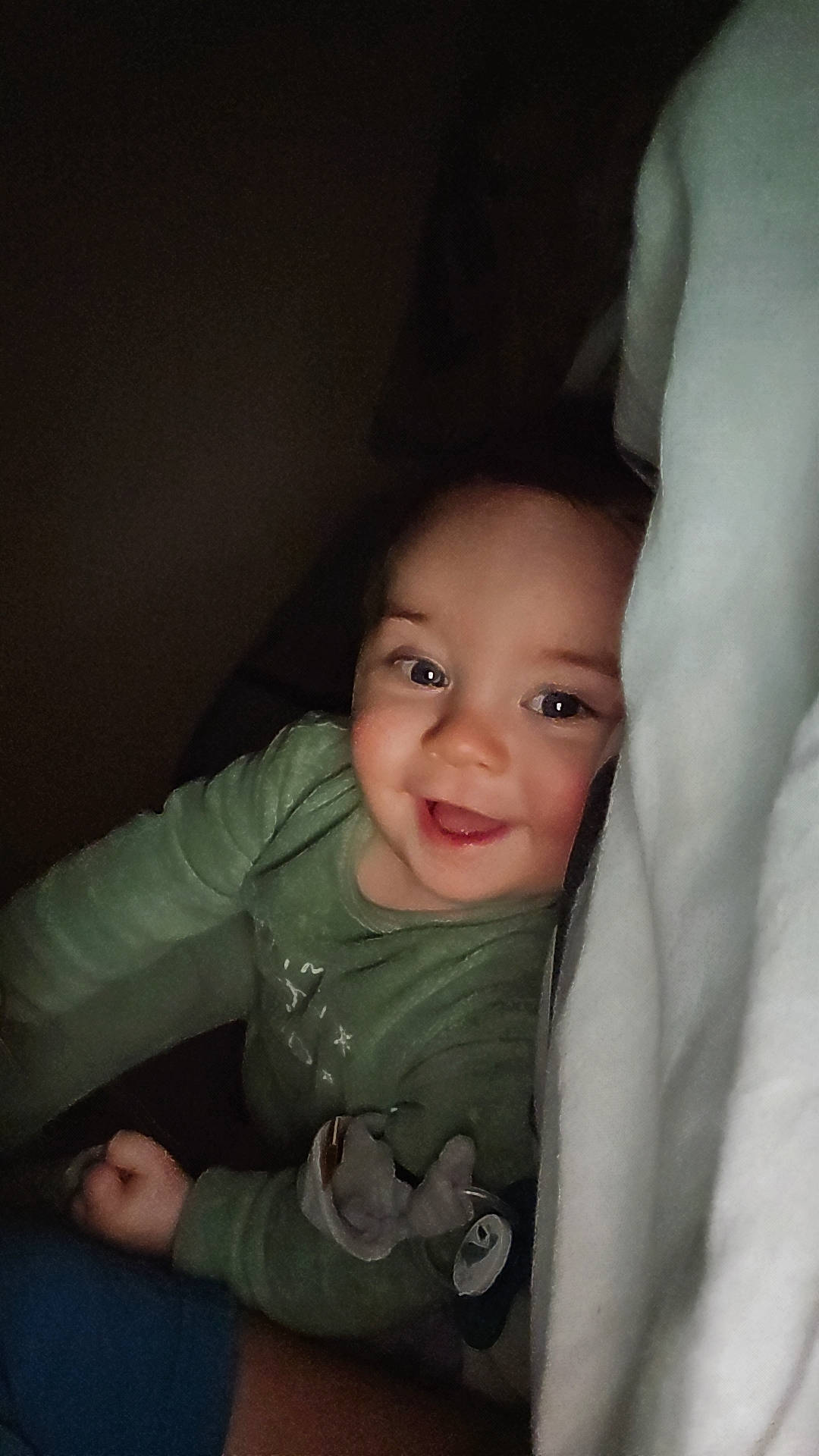 Lowen a rejoint le concours — aidez-le/la à gagner de superbes lots ! arm, baby_toddler_clothing, cheek, comfort, elbow, finger, flash_photography, gesture, hand, happy, iris, lip, neck, nose, person, shoulder, skin, sleeve, smile, thumb