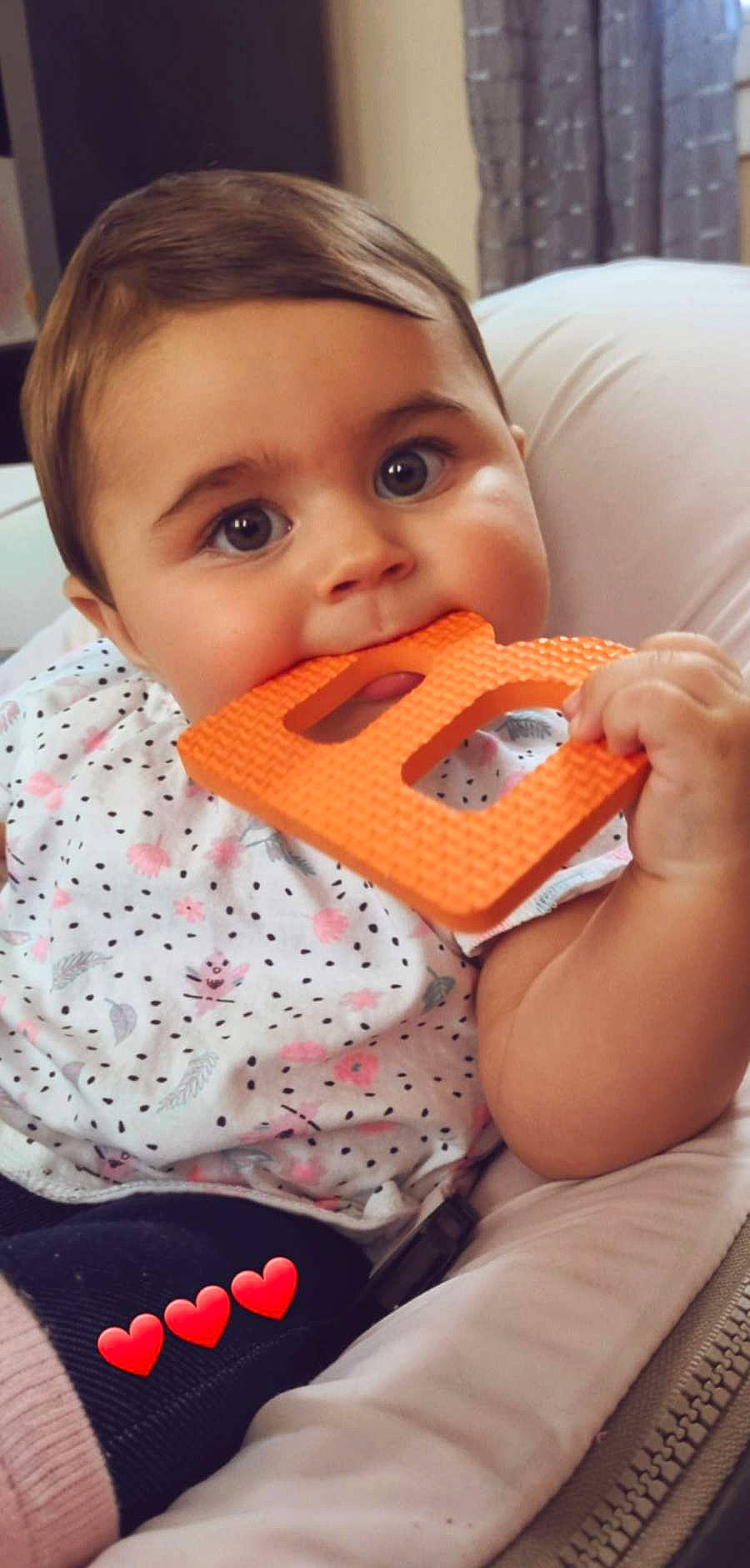 Lou participe au concours pour gagner de l'argent avec cette photo : baby, baby_toddler_clothing, cheek, child, collar, comfort, eyelash, face, head, iris, lip, neck, nose, orange, pattern, person, plaid, red, skin, sleeve