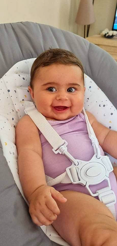 Lou participe au concours pour gagner de l'argent avec cette photo : baby, baby_safety, baby_toddler_clothing, cheek, comfort, eye, face, facial_expression, finger, gesture, head, human_body, iris, joy, mammal, mouth, nose, person, skin, smile