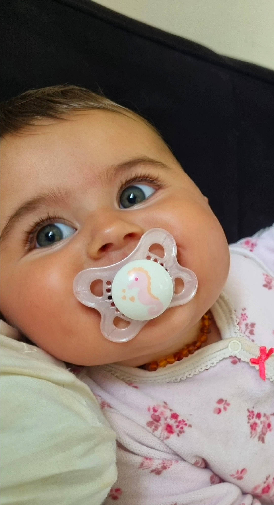 Lou participe au concours pour gagner de l'argent avec cette photo : baby, baby_products, baby_toddler_clothing, cheek, child, comfort, curious, ear, eye, eyelash, fun, happy, iris, lip, mouth, nose, person, portrait_photography, skin, sweetness