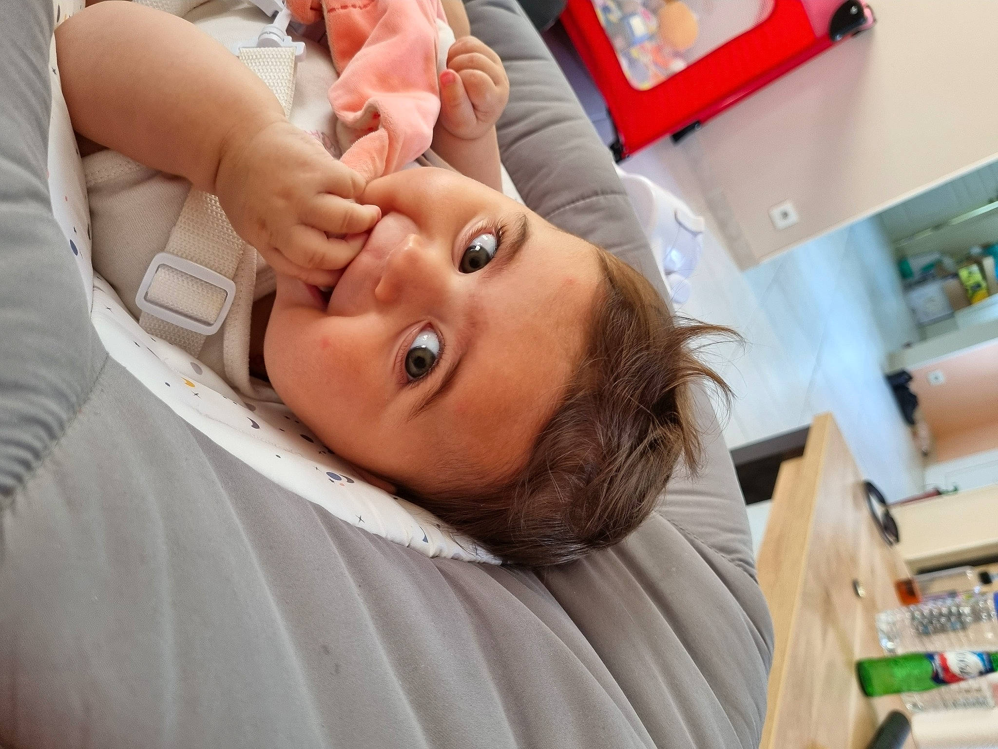 Lou participe au concours pour gagner de l'argent avec cette photo : abdomen, clinic, comfort, cosmetic_dentistry, eyebrow, eyelash, gesture, hand, health_care, health_care_provider, hospital, hospital_bed, hospital_gown, jaw, medical, medical_equipment, medical_procedure, patient, person, service