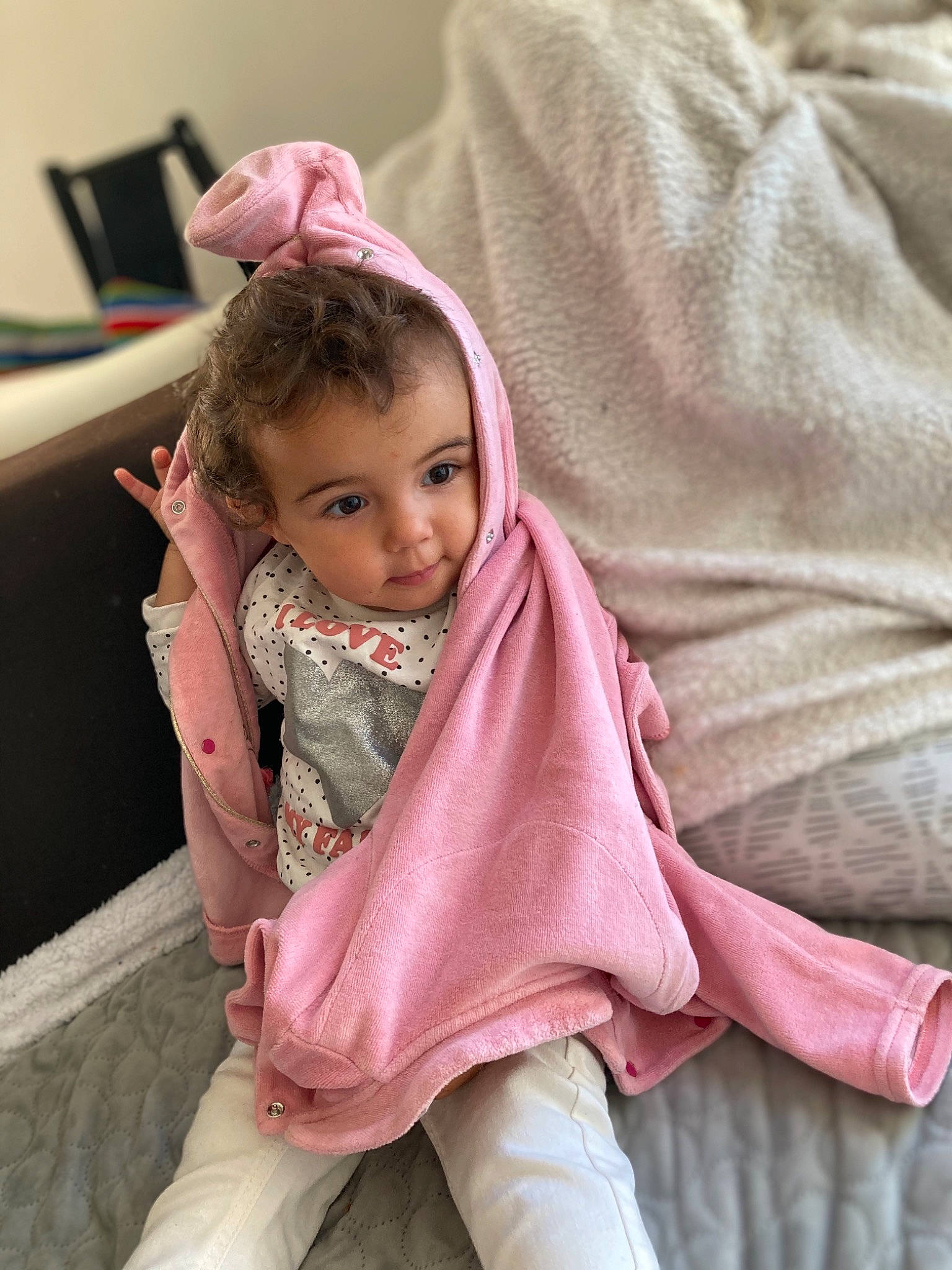 Mya participe au concours pour gagner de l'argent avec cette photo : baby, cheek, child, finger, hand, linens, person, pink, sitting, skin, smile, textile, toddler