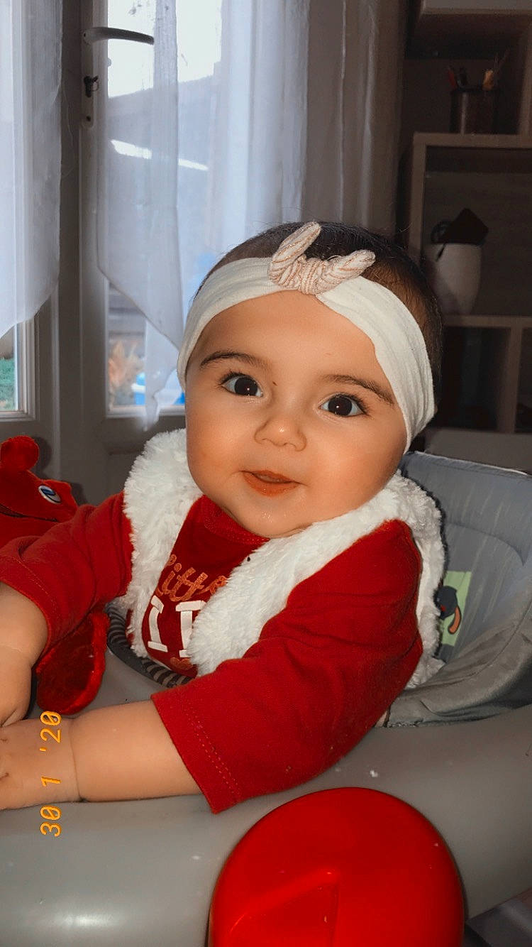 Mya participe au concours pour gagner de l'argent avec cette photo : baby, child, christmas, headwear, person, toddler