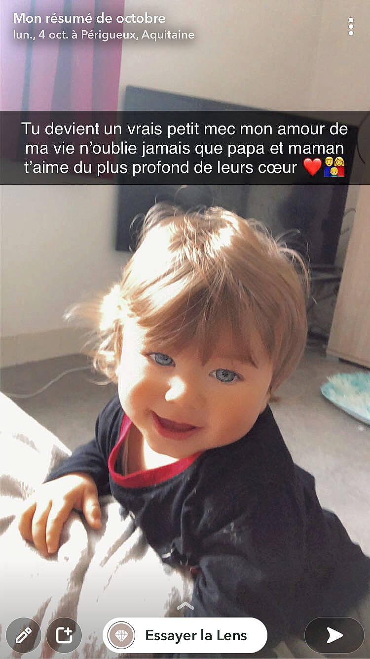 Thiago a rejoint le concours — aidez-le/la à gagner de superbes lots ! baby_toddler_clothing, bangs, blond, cheek, child, eye, eyelash, face, flooring, font, hairstyle, happy, person, photo_caption, product, sitting, sleeve, smile, t_shirt, table