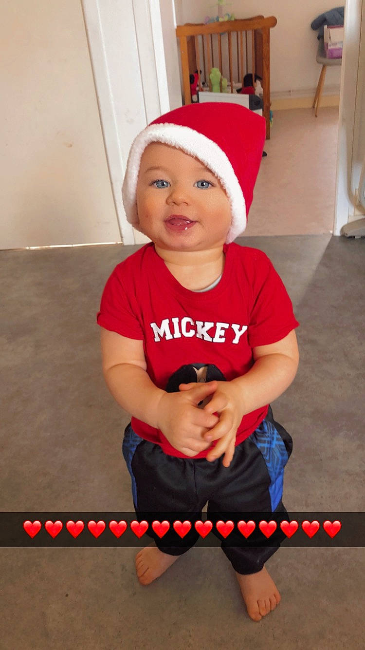 Thiago participe au concours pour gagner de l'argent avec cette photo : baby, baby_toddler_clothing, cap, carmine, child, christmas, christmas_eve, costume_hat, electric_blue, event, flash_photography, flooring, fun, happy, headwear, holiday, knee, person, sleeve, smile