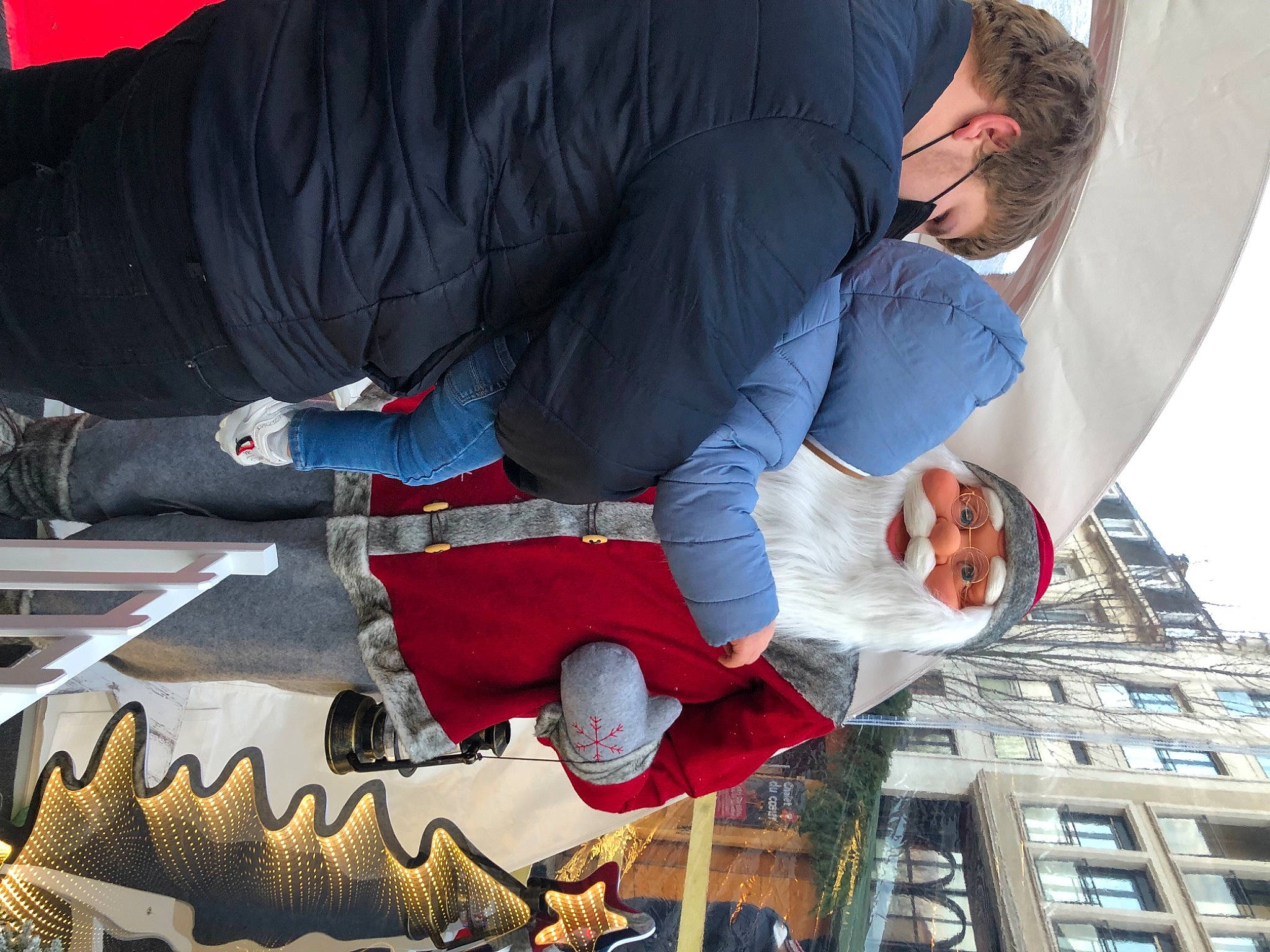 Thiago participe au concours pour gagner de l'argent avec cette photo : art, blue, building, carmine, fish, fun, glove, leisure, person, photography, recreation, sky, water, window, winter