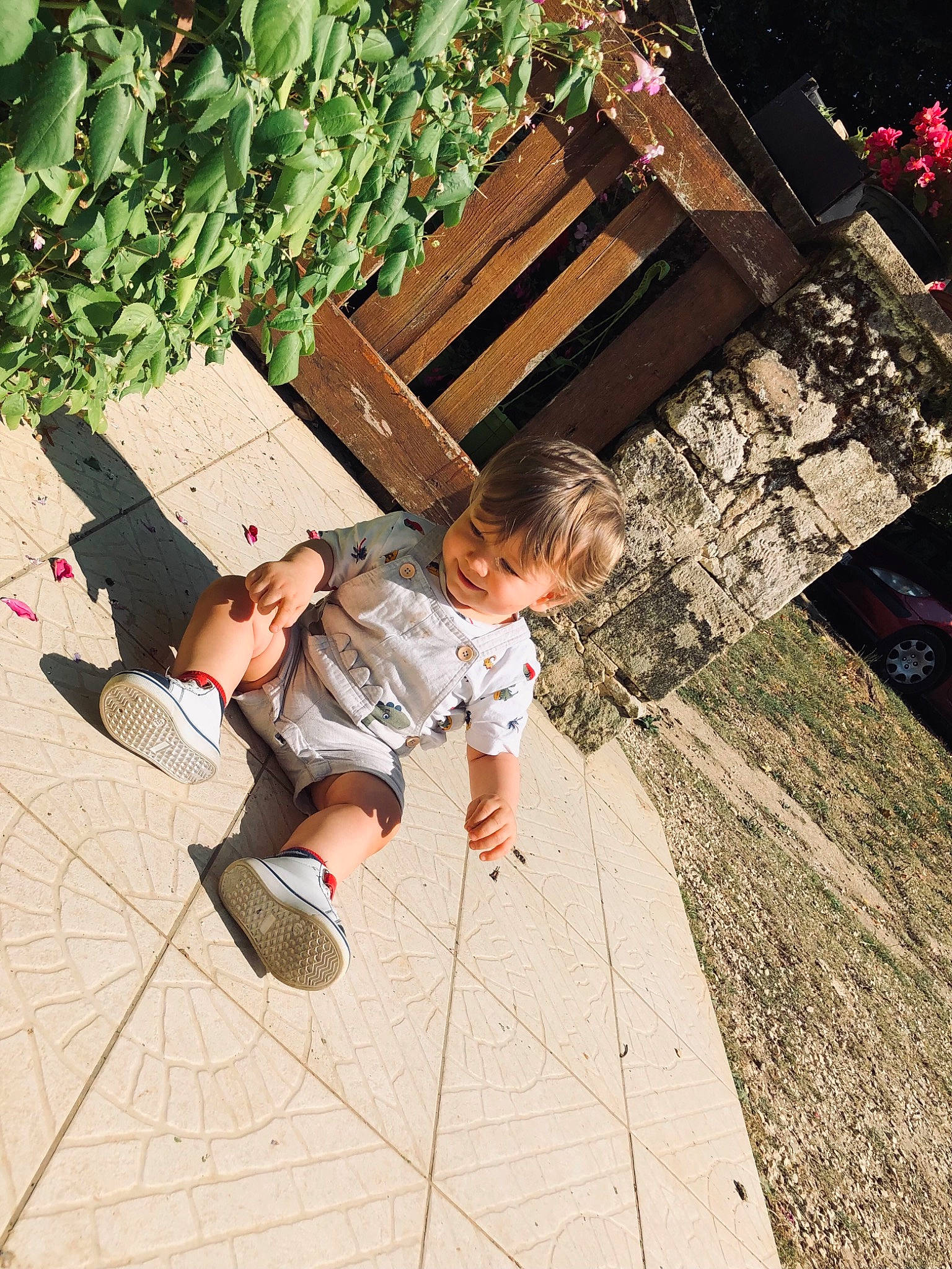 Thiago a rejoint le concours — aidez-le/la à gagner de superbes lots ! beauty, child, foot, fun, grass, hairstyle, hand, happy, human_body, leg, leisure, line, people_in_nature, person, plant, public_space, sitting, temple, tints_and_shades, toddler