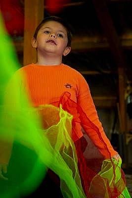 Giulian participe au concours pour gagner de l'argent avec cette photo : bag, child, electric_blue, event, flash_photography, fun, happy, high_visibility_clothing, leisure, magenta, person, personal_protective_equipment, recreation, shoulder, sitting, sleeve, smile, t_shirt, toddler