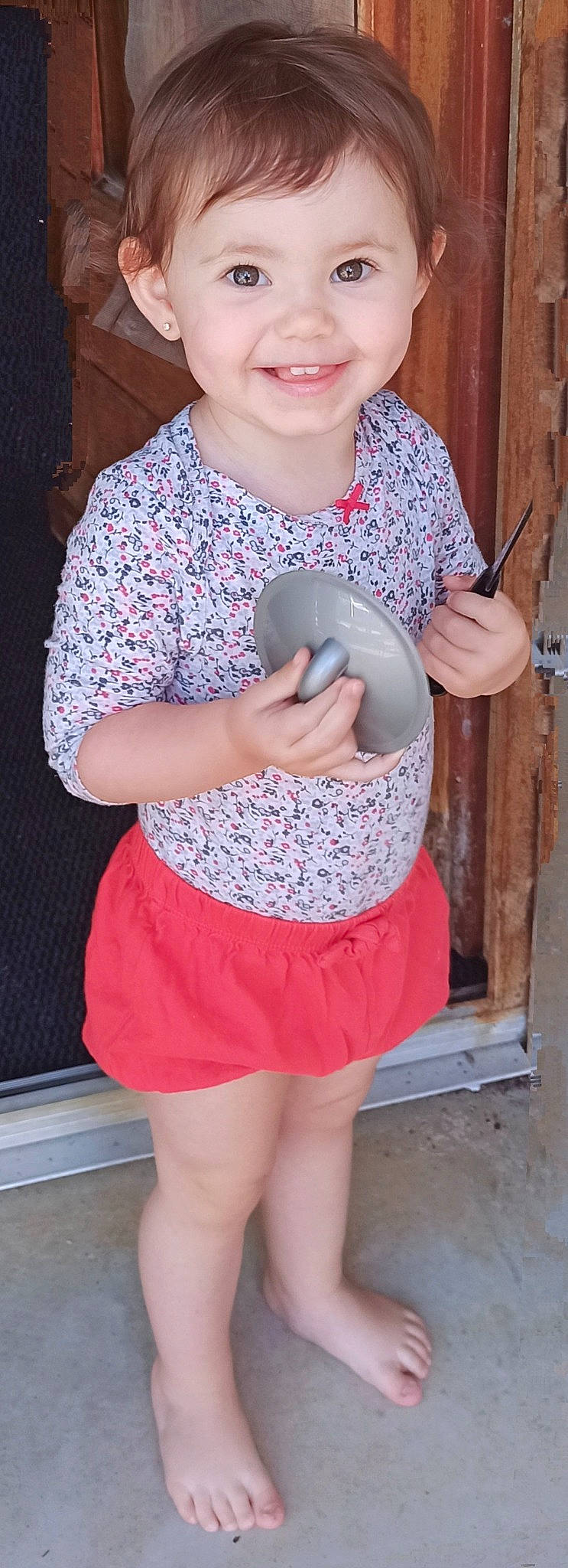 Méline participe au concours pour gagner de l'argent avec cette photo : arm, finger, gesture, hand, happy, headgear, human_body, joint, joy, neck, organ, person, pink, shoulder, sleeve, smile, standing, t_shirt, thigh, thumb