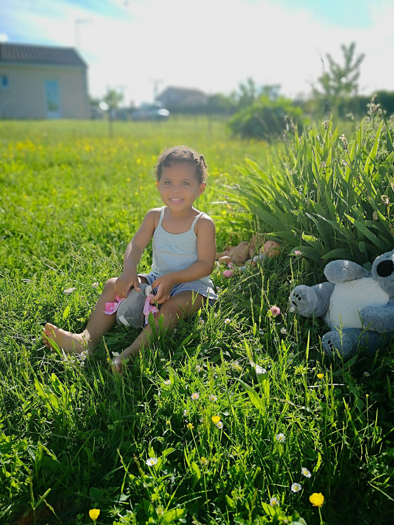 Ahyna participe au concours pour gagner de l'argent avec cette photo : adaptation, child, grass, grass_family, grassland, green, joy, meadow, morning, pasture, people_in_nature, person, plant, plant_community, play, rural_area, sitting, spring, summer, sunlight