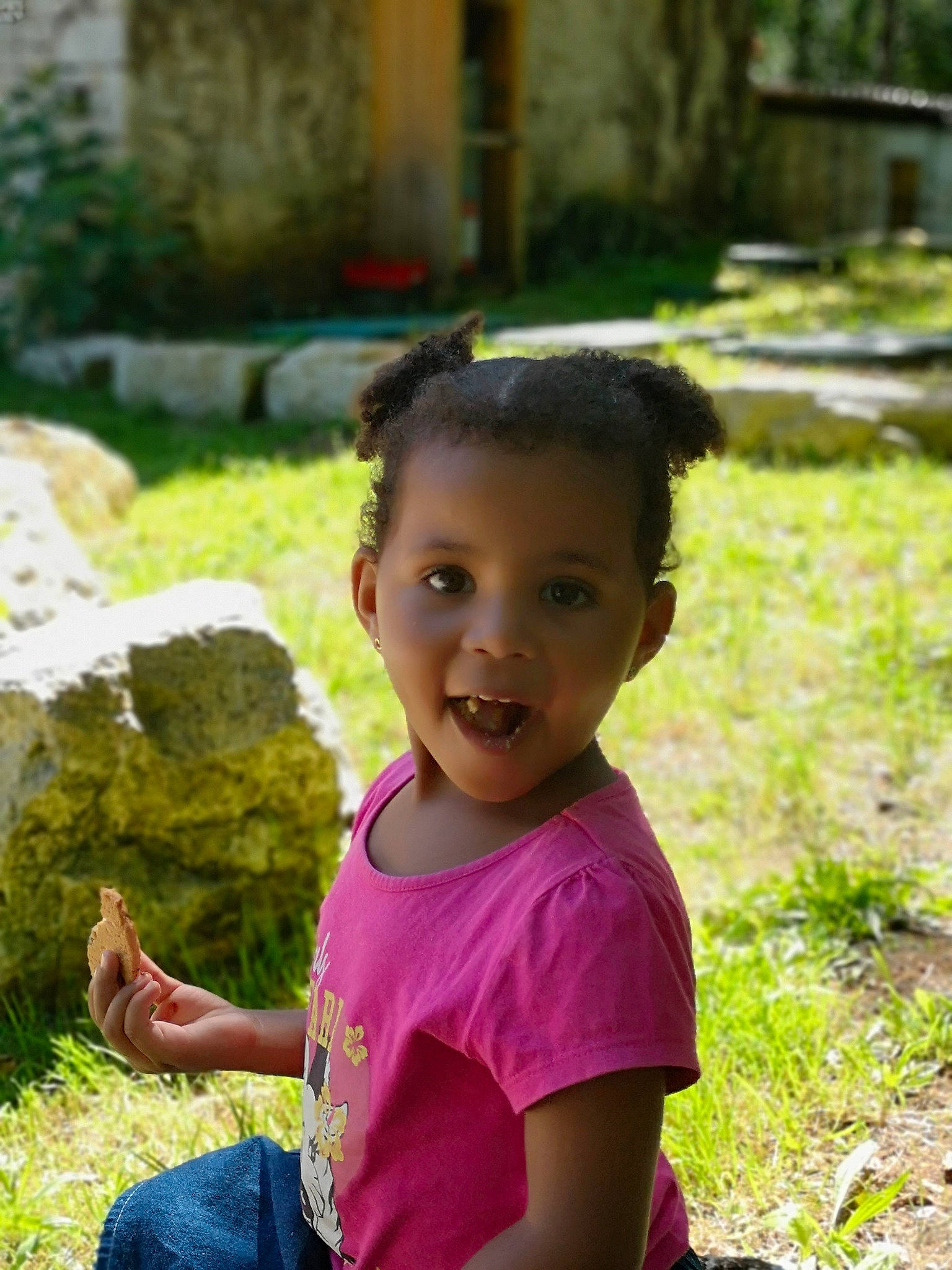 Ahyna a rejoint le concours — aidez-le/la à gagner de superbes lots ! adaptation, child, grass, green, happy, person, plant, smile, summer, toddler, vacation