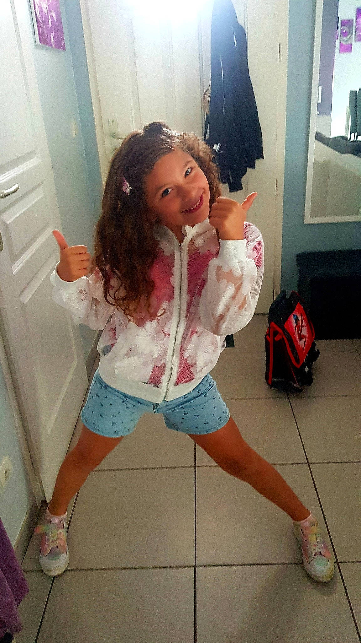 Chiara participe au concours pour gagner de l'argent avec cette photo : facial_expression, finger, footwear, happy, joint, joy, knee, leg, mouth, neck, person, pink, shoe, shorts, shoulder, skin, sleeve, television, thigh, thumb