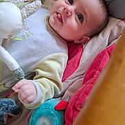 Pierre a rejoint le concours — aidez-le/la à gagner de superbes lots ! baby, infant, smiling, tongue_out, plush_toys, blanket, soft_toys, lying_down, cute, child, indoors, happy, close_up, face, person, colorful, cozy, playful, young_child, comfort