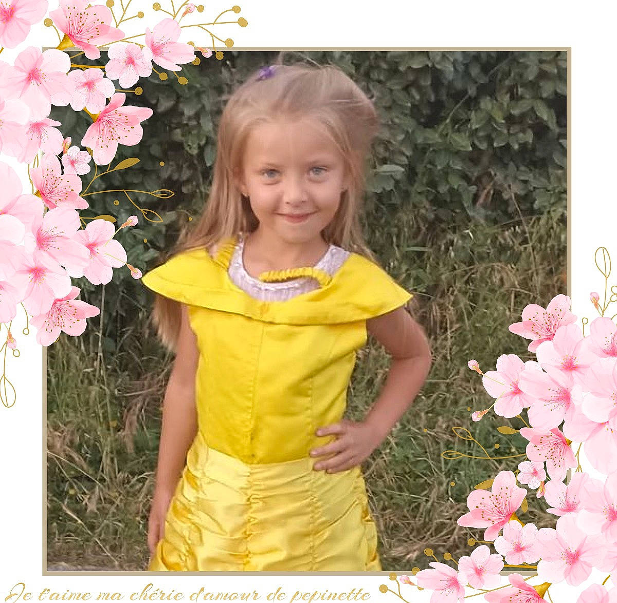 Adixia a rejoint le concours — aidez-le/la à gagner de superbes lots ! annual_plant, blossom, botany, cut_flowers, facial_expression, floral_design, floristry, flower, flower_arranging, flowering_plant, grass, happy, joy, magenta, people_in_nature, person, petal, pink, plant, smile