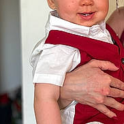 Tiago participe au concours pour gagner de l'argent avec cette photo : adult, baby, blue_eyes, child, cute, face, hand, happy, holding, indoor, person, portrait, red_clothing, shirt, short_hair, skin, smile, vest, white_clothing, young_child
