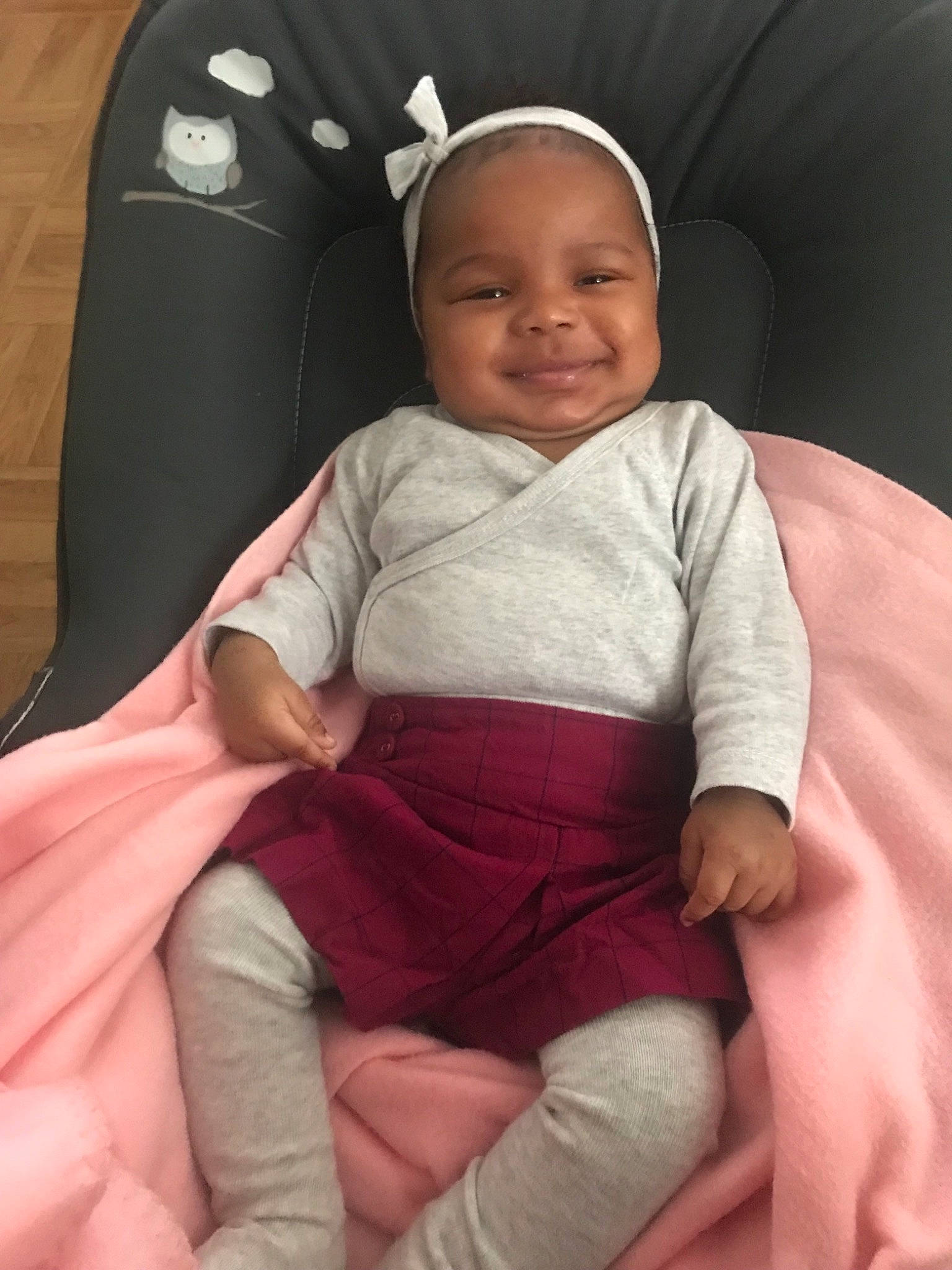 Tyhana a rejoint le concours — aidez-le/la à gagner de superbes lots ! arm, baby, birth, cheek, child, comfort, finger, gesture, hand, head, joy, person, pink, sitting, skin, smile, toddler