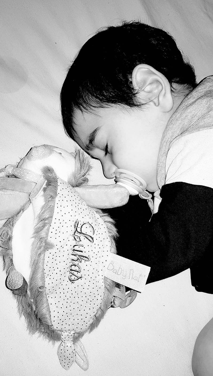 Lukas a rejoint le concours — aidez-le/la à gagner de superbes lots ! baby, cheek, child, comfort, drinkware, finger, gesture, happy, human_body, interaction, kiss, lip, love, monochrome, monochrome_photography, nose, people_in_nature, person, skin, style