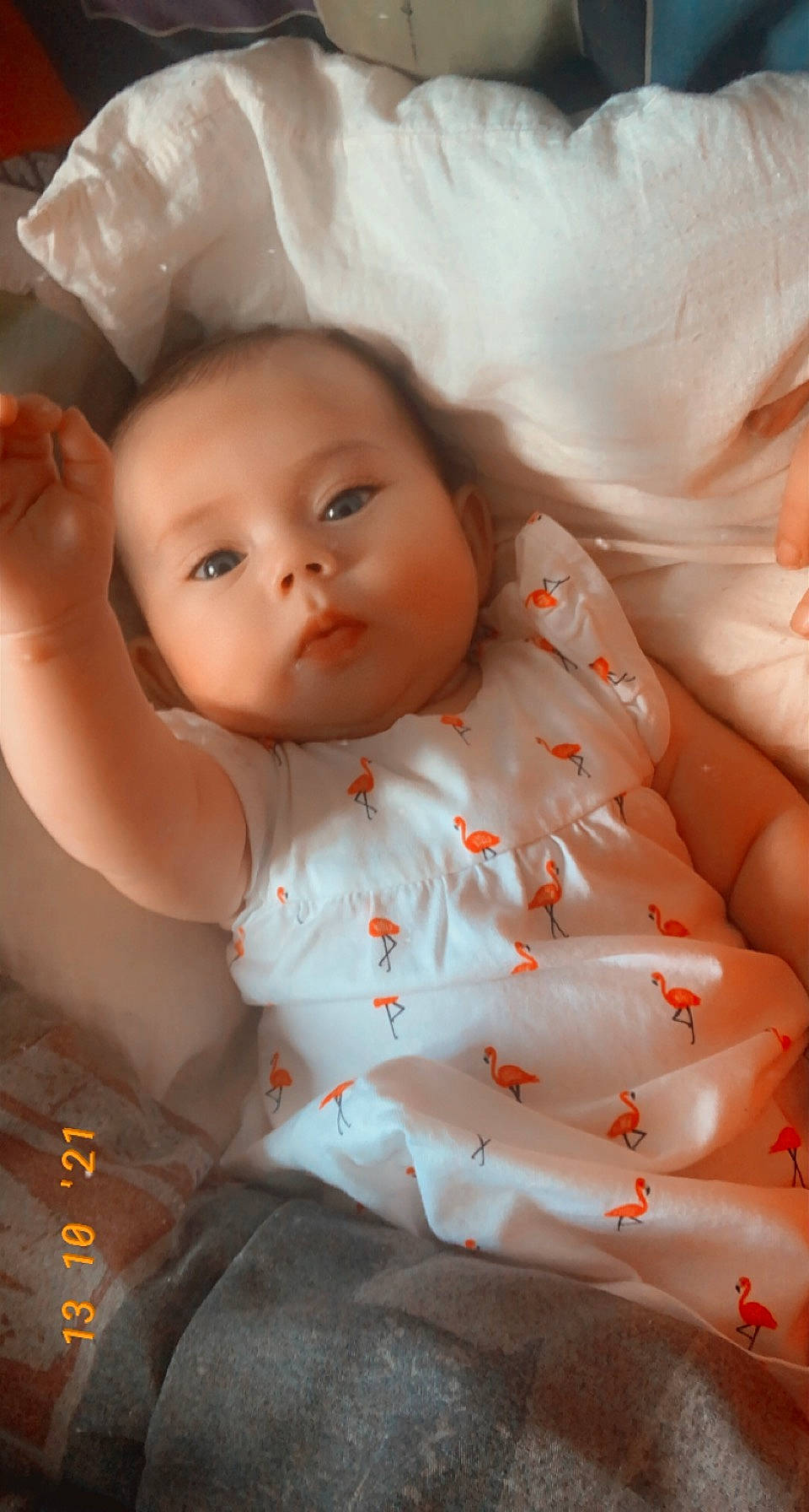 Leyna a rejoint le concours — aidez-le/la à gagner de superbes lots ! baby, baby_toddler_clothing, cheek, chin, comfort, dress, face, finger, flash_photography, hand, head, iris, lip, mouth, nose, person, pink, skin, sleeve, textile