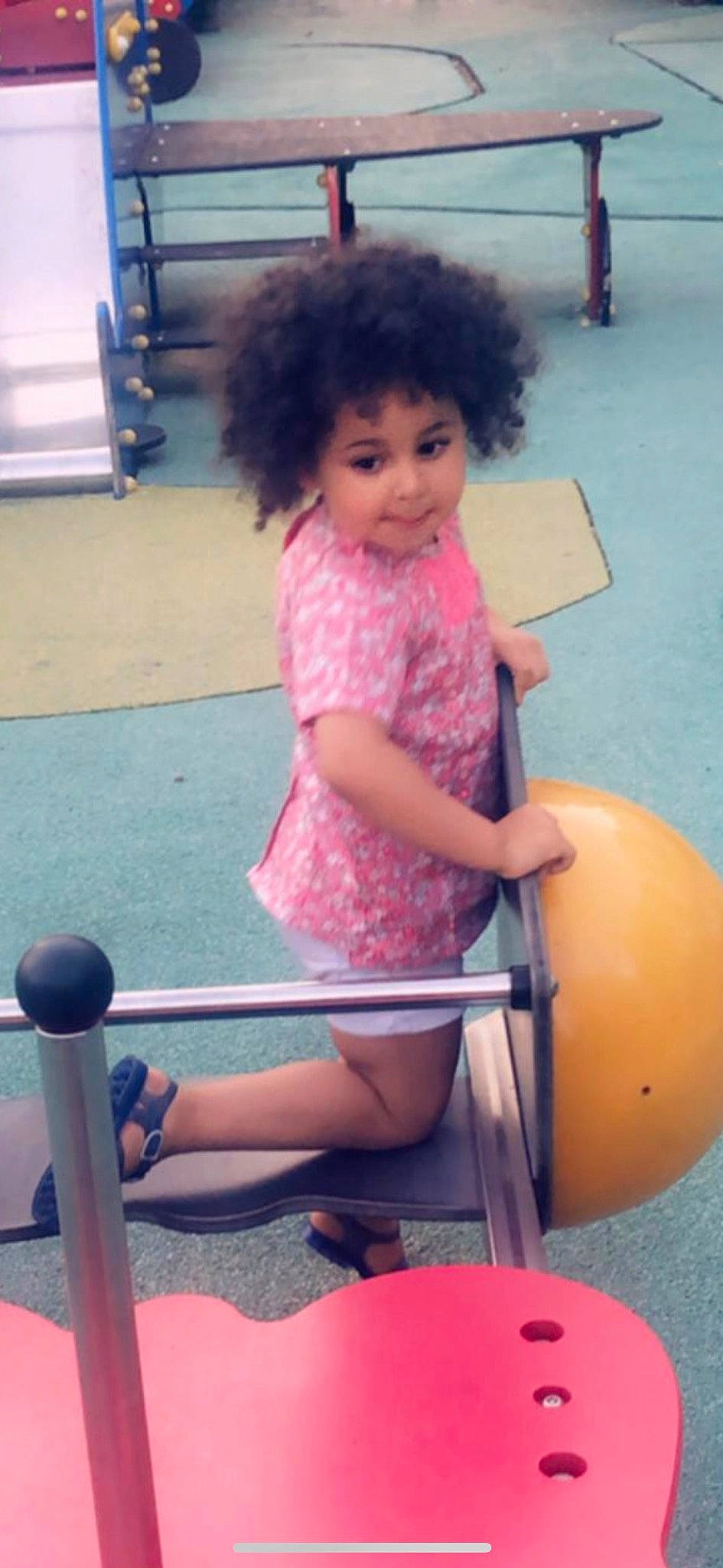 Sabrine Brahim a rejoint le concours — aidez-le/la à gagner de superbes lots ! arm, beauty, blue, child, hairstyle, joint, knee, leg, leisure, organ, person, photograph, pink, red, shorts, shoulder, t_shirt, thigh, toddler, white