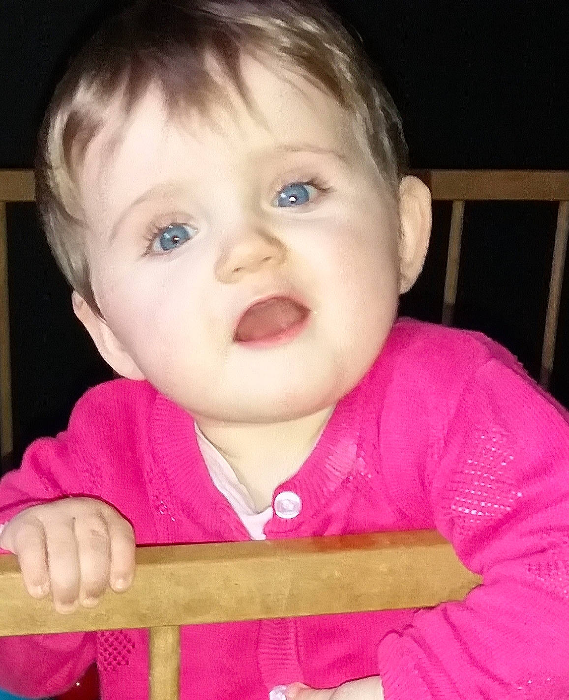 Lou-ann a rejoint le concours — aidez-le/la à gagner de superbes lots ! baby, baby_making_funny_faces, brown_hair, cheek, child, chin, eye, face, facial_expression, head, iris, lip, mouth, nose, organ, person, pink, skin, smile, toddler