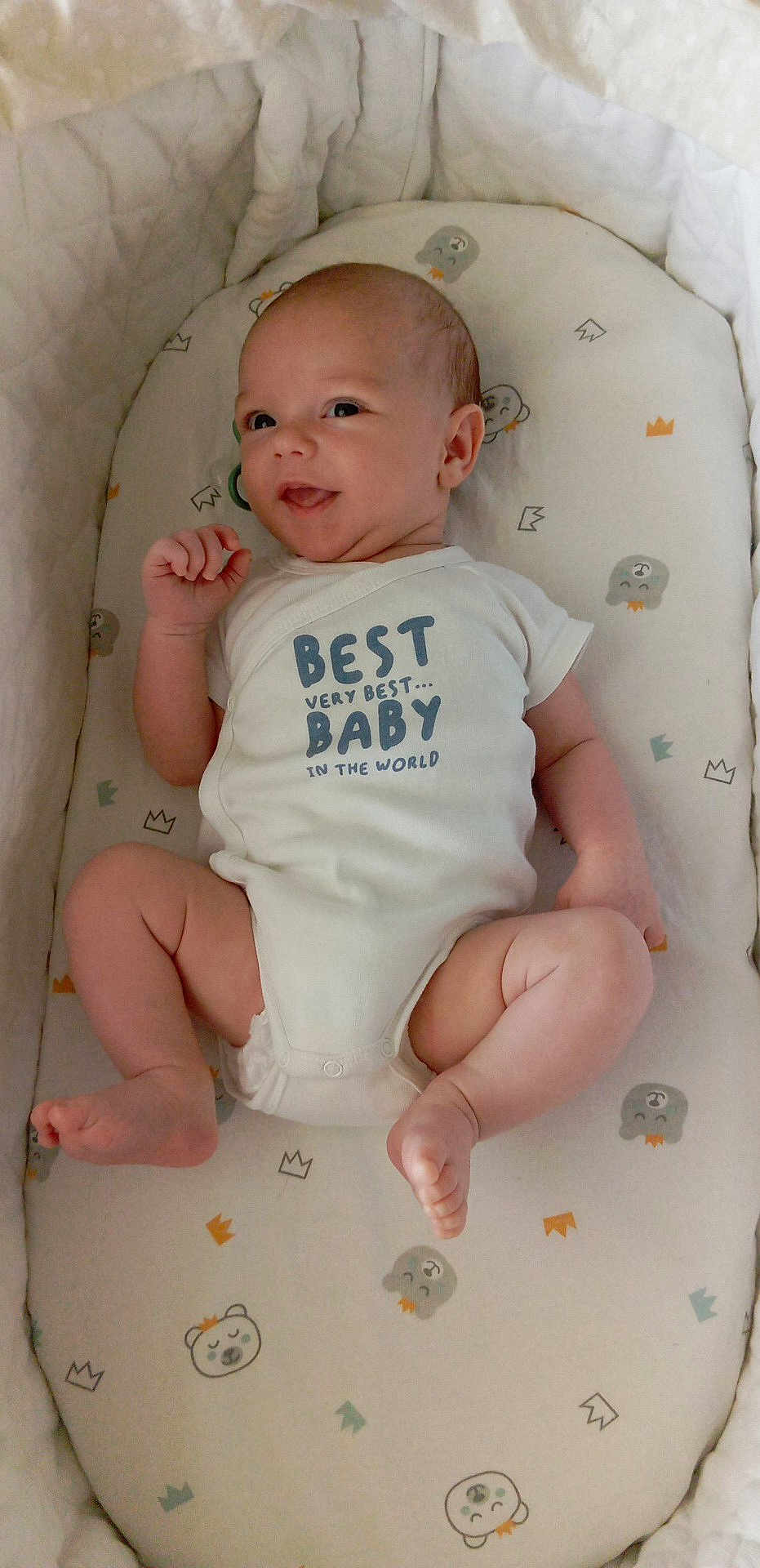 Johan participe au concours pour gagner de l'argent avec cette photo : baby, bed, child, comfortable, cushion, cute, expression, face, happy, indoors, infant, lying_down, newborn, onesie, pattern, skin, sleeping_area, small, smiling, soft