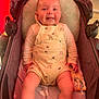 Ethan a rejoint le concours — aidez-le/la à gagner de superbes lots ! baby, smiling, stroller, toy, giraffe, infant, child, cute, clothing, overalls, happy, face, arms, legs, padded_seat, indoor, childcare, person, closeup, comfort