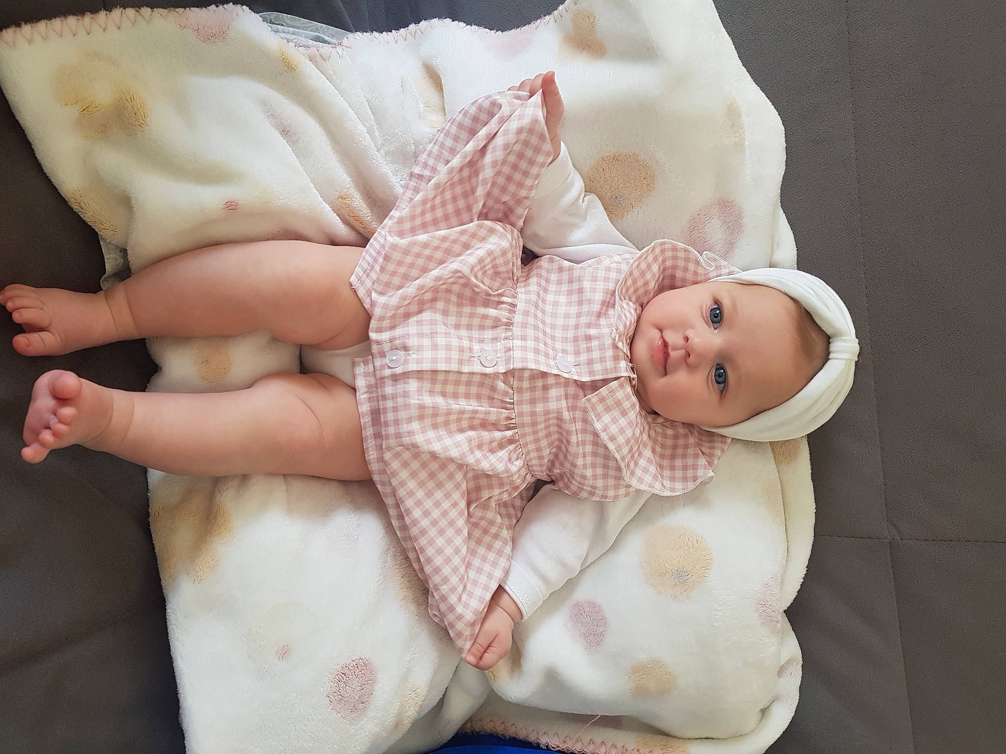 Mélina a rejoint le concours — aidez-le/la à gagner de superbes lots ! abdomen, baby, baby_products, baby_sleeping, baby_toddler_clothing, cheek, child, comfort, eye, finger, hat, head, human_leg, linens, pattern, person, pink, skin, sleeve, textile