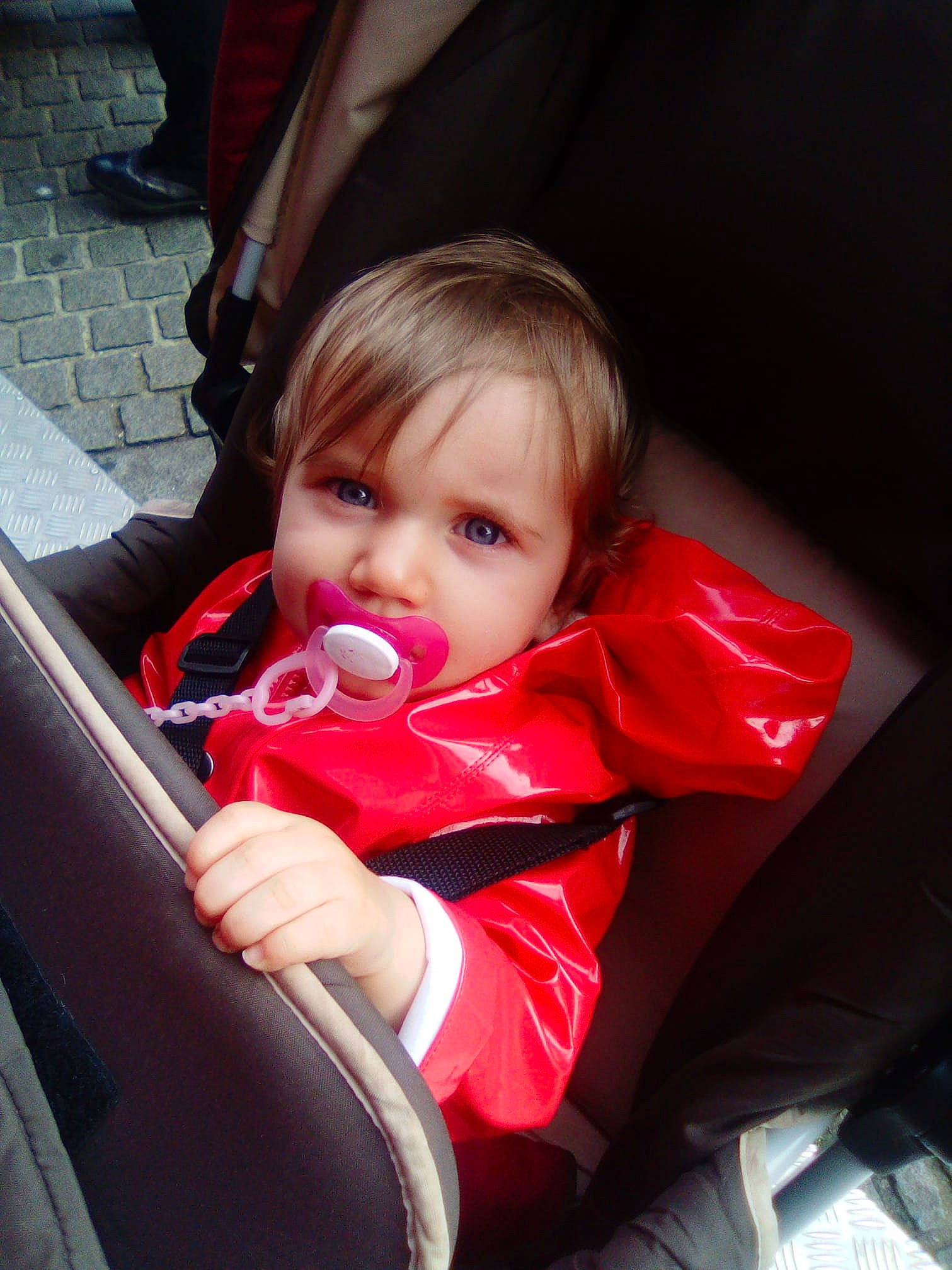 Laura participe au concours pour gagner de l'argent avec cette photo : auto_part, baby, baby_carriage, baby_in_car_seat, baby_products, car_seat, carmine, child, electronic_device, material_property, person, plant, product, red, sitting, skin, toddler, vacation