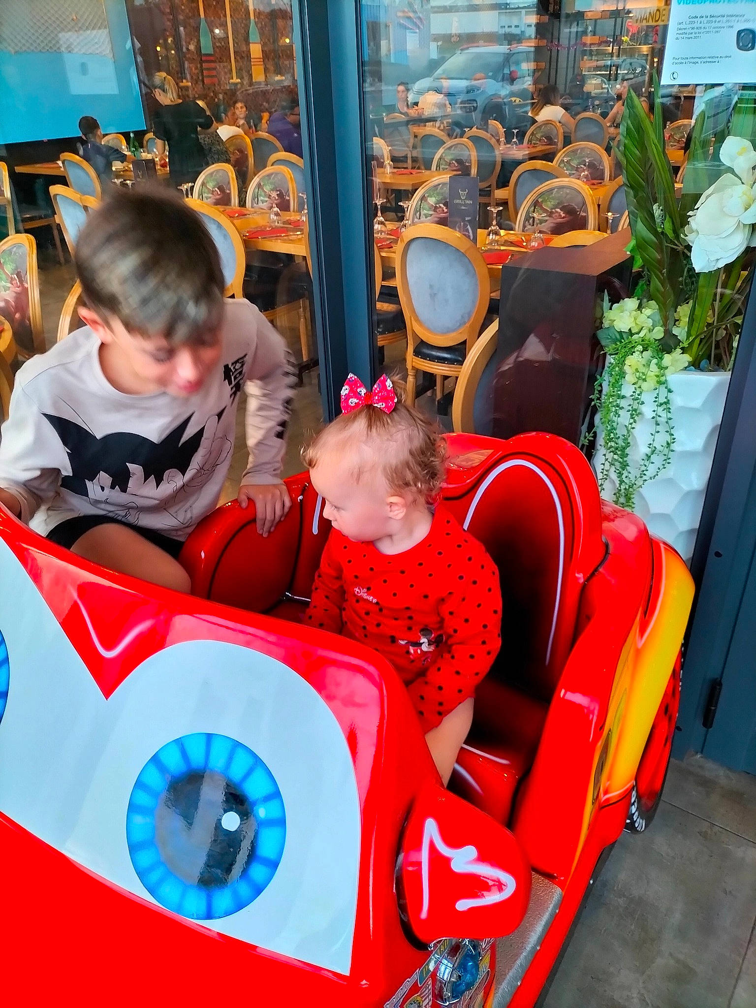 Kurtis a rejoint le concours — aidez-le/la à gagner de superbes lots ! baby, child, electric_blue, event, fictional_character, fun, jacket, leisure, motor_vehicle, person, personal_protective_equipment, photograph, play, playground, product, recreation, room, snapshot, t_shirt, toddler