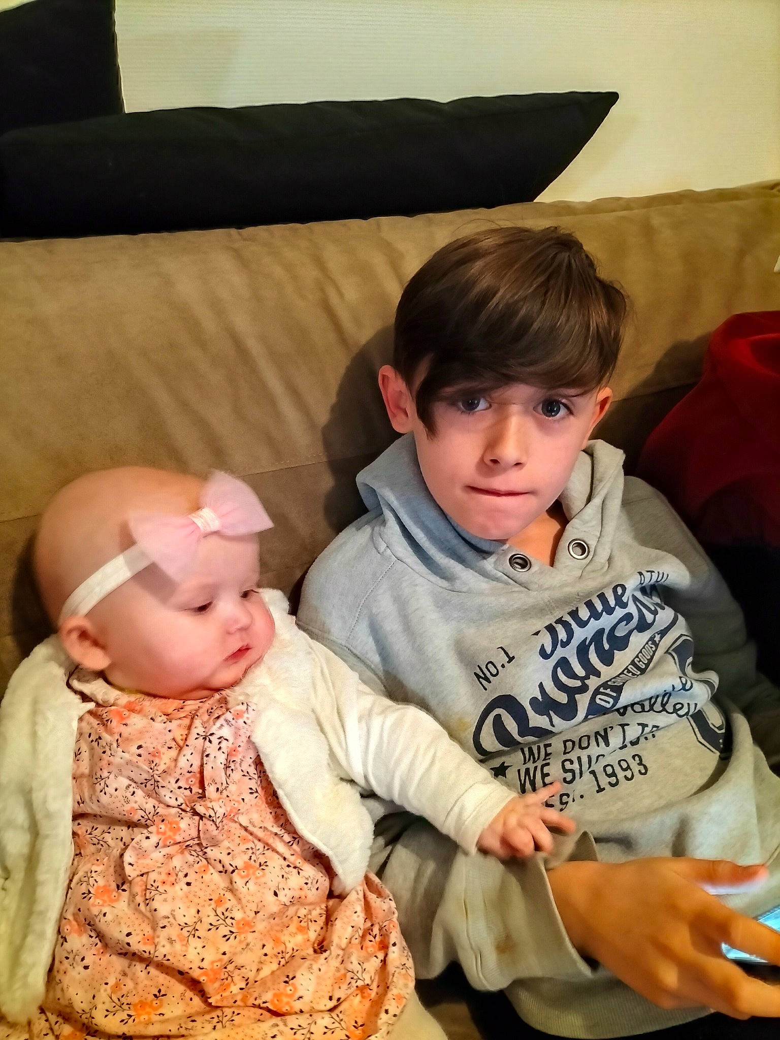 Kurtis participe au concours pour gagner de l'argent avec cette photo : baby, baby_toddler_clothing, cheek, child, comfort, couch, event, eye, face, facial_expression, fun, happy, head, headwear, holiday, lap, person, room, sharing, sitting