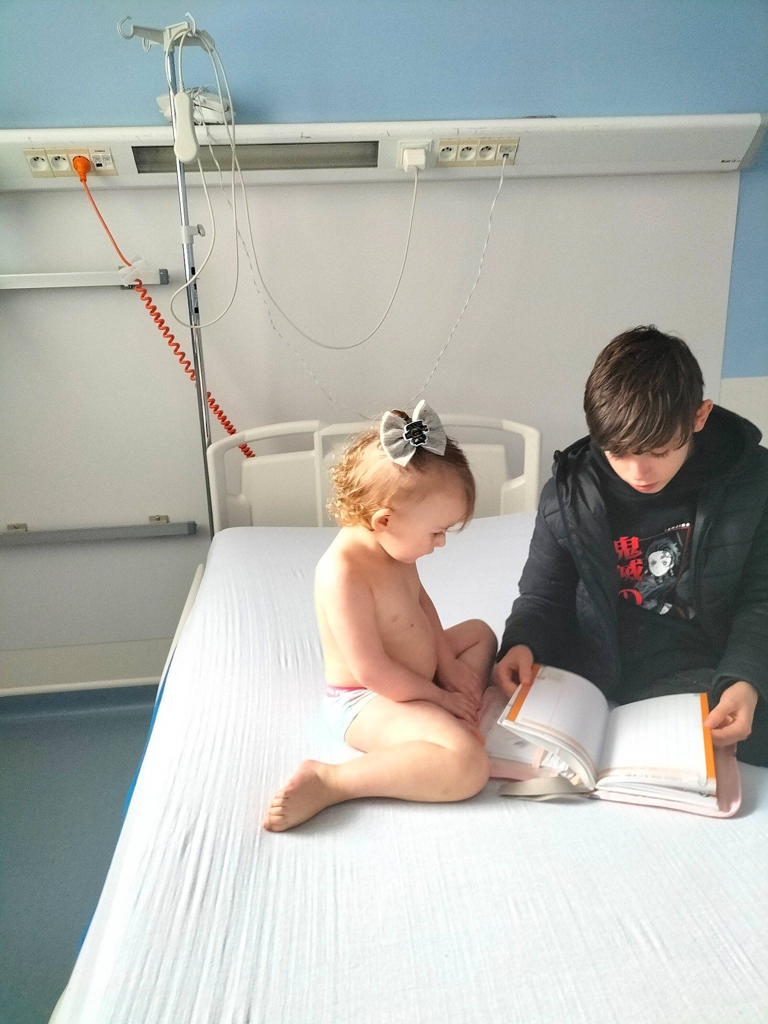 Kurtis a rejoint le concours — aidez-le/la à gagner de superbes lots ! barefoot, chest, child, comfort, elbow, event, flooring, foot, fun, health_care, human_body, human_leg, knee, leg, leisure, pain, person, room, service, sitting